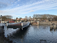 900003 Gezicht op de geopende Muntbrug over het Merwedekanaal te Utrecht. De brug is geopend voor het doorlaten van ...